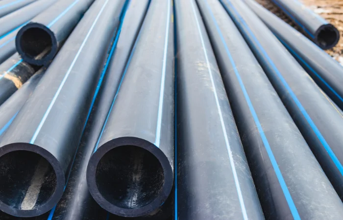 Imagem de tubos PEAD empilhados, que ilustram um artigo da Merax sobre termofusora para soldagem PEAD.